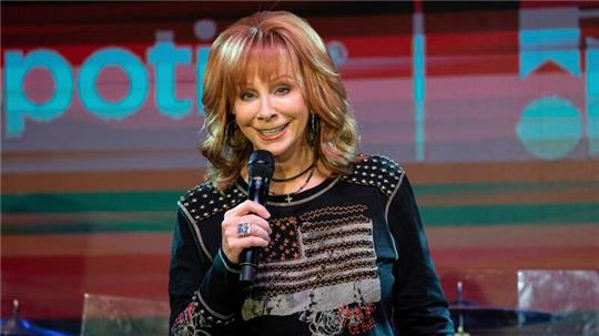 Die amerikanische Nationalhymne vor dem Super Bowl wurde schon von Musikgrößen wie Beyoncé, Whitney Houston und Neil Diamond gesungen. Nun darf sich Reba McEntire in die Liste der Künstler einreihen.