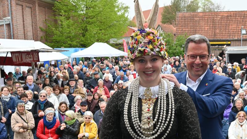 Die amtierende Altländer Blütenkönigin Anna-Sophie Sietas, hier bei ihrer Krönung durch Landrat Kai Seefried im Mai 2023.