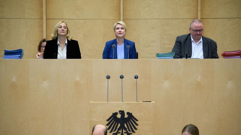 Bundesrat stellt sich quer: Gesetze der Ampel gestoppt Die amtierende Bundesratspräsidentin, Mecklenburg-Vorpommerns Regierungschefin Manuela Schwesig (oben M), eröffnet die 1038. Plenarsitzung des Deutschen Bundesrats.