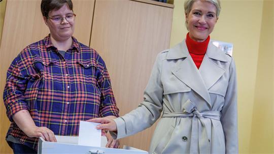 Die amtierende Ministerpräsidentin Schwesig gibt ihre Stimme ab.  