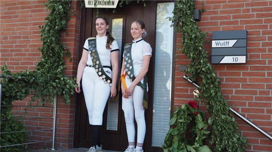 Die amtierenden Königinnen beim spektakulären Ringstechen: Marietheres Wulff und Marie Fahje. .