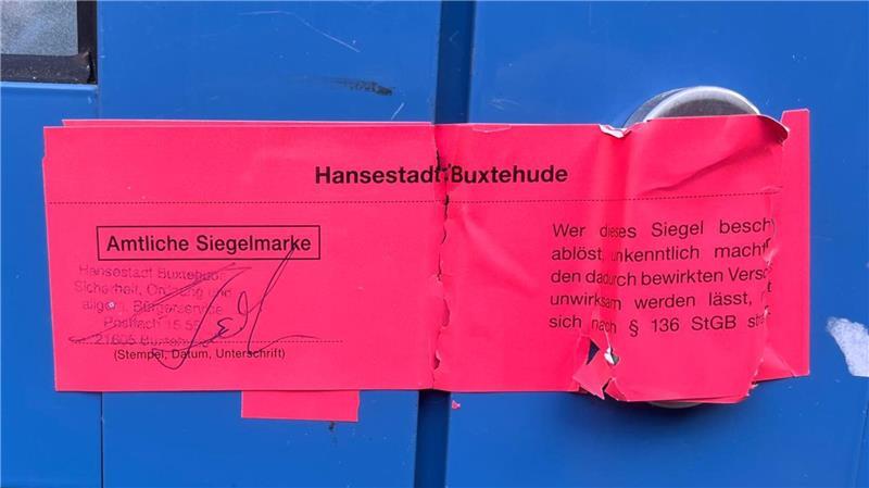„Café Koks“ in Buxtehude: Hauptverdächtiger bleibt in Untersuchungshaft Die amtlichen Siegelmarken am Kulturverein sind beschädigt. Das ist eine Straftat und wird mit einer Freiheitsstrafe bis zu einem Jahr oder mit einer Geldstrafe geahndet.
