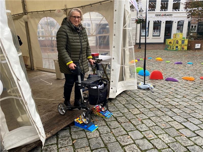 Die an MS erkrankte Birgit Klenke probiert die Lego-Rampen aus.