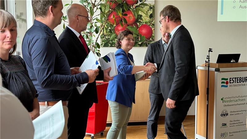 Die angehenden Gärtner erhalten ihre Zeugnisse.