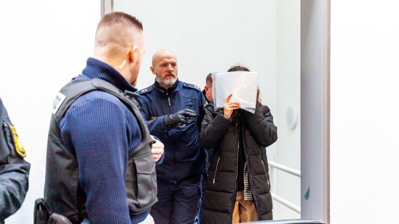 Doppelgängerin-Mord - Prozess gerät schon ins Stocken Die angeklagte 24-Jährige kommt zum Mordprozess. Sie soll eine Doppelgängerin umgebracht haben, um untertauchen zu können.