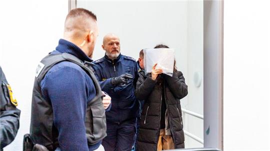 Die angeklagte 24-Jährige kommt zum Mordprozess. Sie soll eine Doppelgängerin umgebracht haben, um untertauchen zu können.
