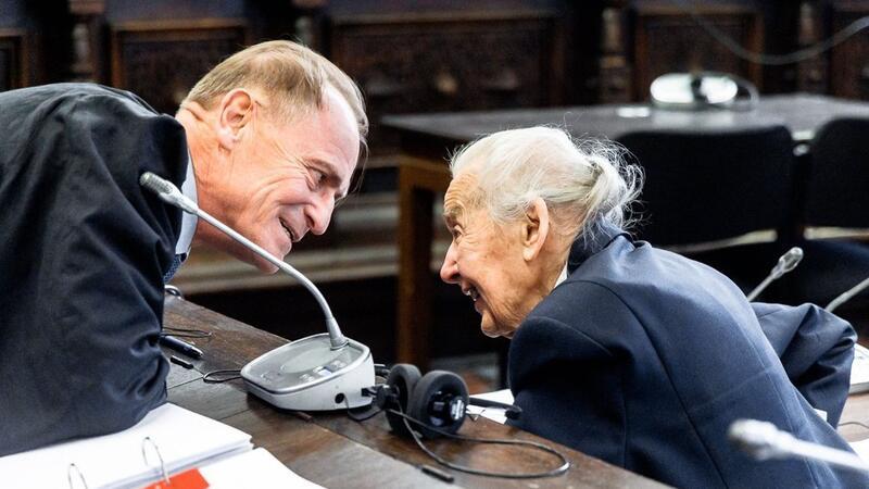 Erneut Prozess wegen Holocaust-Leugnung in Hamburg gestartet Die angeklagte Holocaust-Leugnerin Ursula Haverbeck spricht mit ihrem Anwalt Wolfram Nahrath.