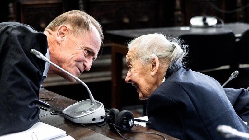 Prozess wegen Holocaust-Leugnung: Kurz vor dem Abschluss Die angeklagte Holocaust-Leugnerin Ursula Haverbeck spricht zu Beginn ihres Berufungsverfahrens im Landgericht mit ihrem Anwalt Wolfram Nahrath.