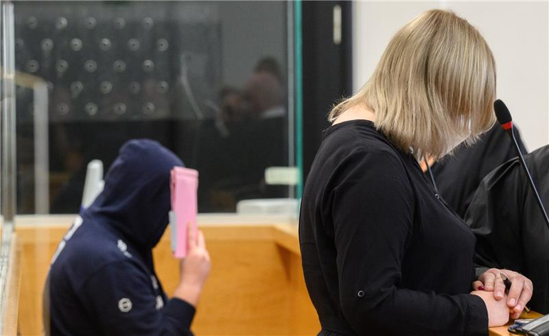 Die angeklagte Mutter und ihr Lebensgefährte warten im Gerichtsaal vom Landgericht Hannover auf den Prozessbeginn. Nach dem gewaltsamen Tod eines Vierjährigen in Barsinghausen bei Hannover müssen sich die Mutter des Jungen und ihr Lebensgefährte wegen Mordes vor Gericht verantworten. Foto: Julian Stratenschulte/dpa