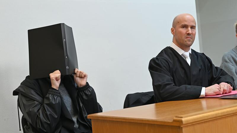 Die angeklagte Schwimmlehrerin steht zwei Jahre nach dem tödlichen Unglück noch immer unter dem Eindruck des tragischen Geschehens.