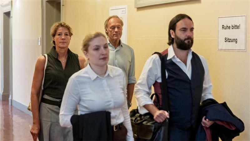 Die angeklagte Unternehmerin Christina Block, ihre Anwältin Paula Wlodarek, ihr Lebensgefährte Gerhard Delling und ihr Anwalt Ingo Bott gehen zum Verhandlungssaal.