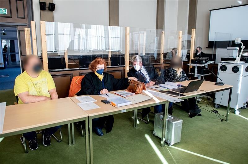 Die angeklagten Eltern sitzen mit ihren Anwälten (Mitte) in einem Saal im Landgericht. Foto: Hauke-Christian Dittrich/dpa