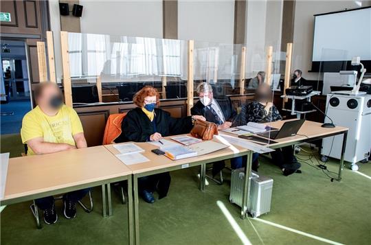 Die angeklagten Eltern sitzen mit ihren Anwälten (Mitte) in einem Saal im Landgericht. Foto: Hauke-Christian Dittrich/dpa