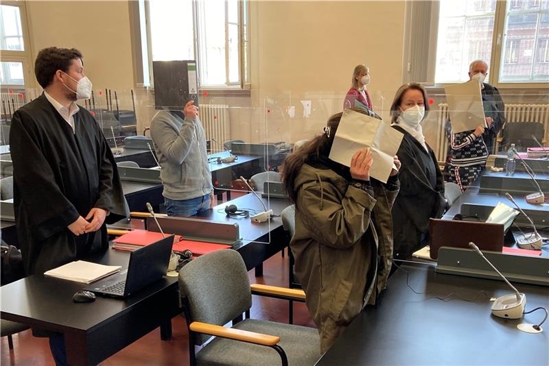 Die angeklagten Frauen im Alter von 20 und 54 Jahren mit Anwältin Andrea Synatschke-Tchon und der 44 Jahre alte angeklagte Bundespolizist mit Anwalt Kilian Deery warten im Landgericht auf den Prozessbeginn. Foto: Sprengel/dpa