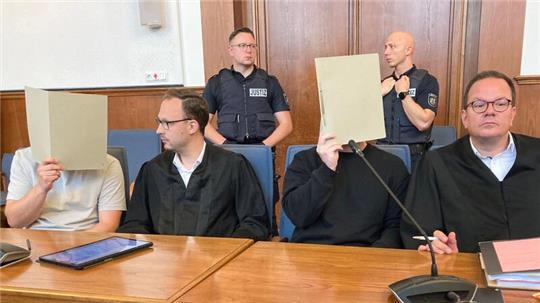 Die angeklagten Polizeibeamten und ihre Verteidiger im Landgericht Dortmund.