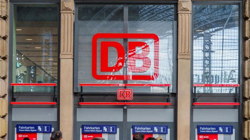 Bahn bleibt dabei: Familienreservierung wird abgeschafft Die angeschlagene Bahn will mit der Abschaffung der Familienreservierung Geld sparen. (Archivbild)