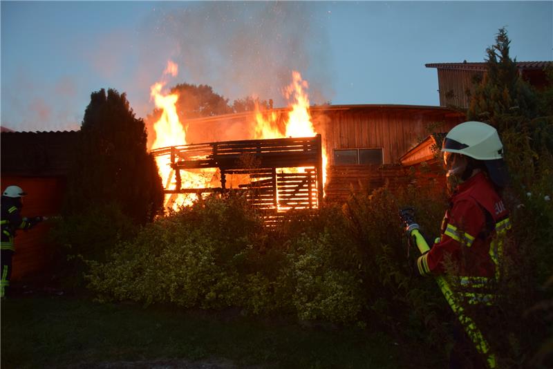 Die angrenzende Tierklinik war durch ihre Holzverkleidungs besonders gefährdet. Fotos: Feuerwehr Harsefeld