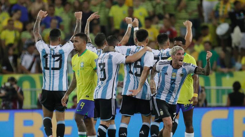 Krawalle bei Brasiliens Niederlage gegen Argentinien Die argentinischen Spieler feiern den 1:0-Sieg ihrer Mannschaft.
