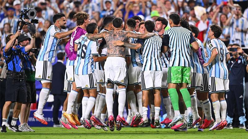 Dritter Dusel-Sieg: Messis Team leidet, tanzt und träumt Die argentinischen Spieler feierten den Halbfinal-Einzug bei der WM.
