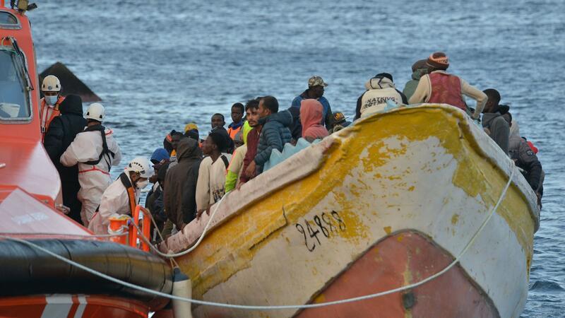 Kreuzfahrtschiff rettet vor Kanaren fast 70 Migranten Die atlantische Migrationsroute gilt als eine der gefährlichsten der Welt.