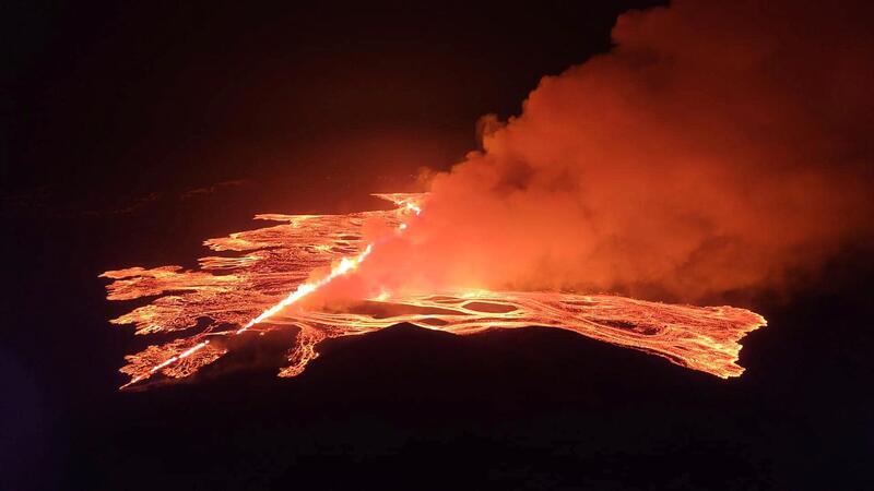 „Die mächtigste Eruption bisher“: Glühende Lava auf Island Die aufgebrochene Erdspalte ist Experten zufolge rund 3,5 Kilometer lang.