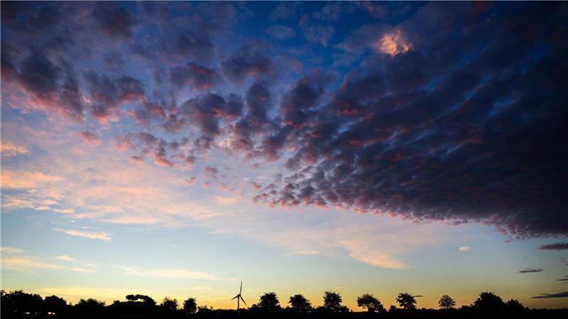 Bilder des Tages Die aufgehende Sonne verfärbt den Morgenhimmel in Niedersachsen.