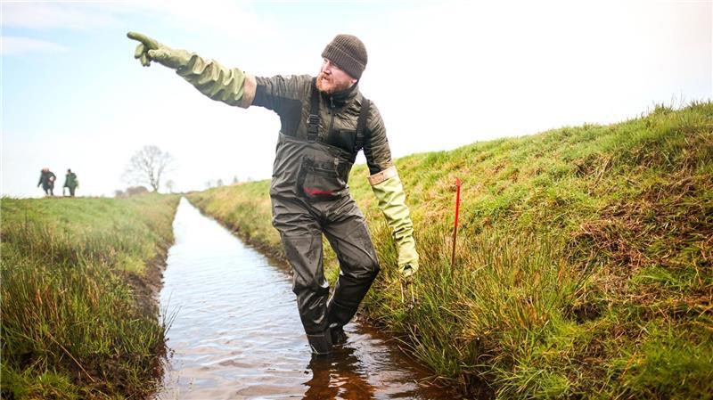 Die aufgestellten Bisamfallen müssen regelmäßig durch Experten wie Elmar Brinkhuis kontrolliert werden.