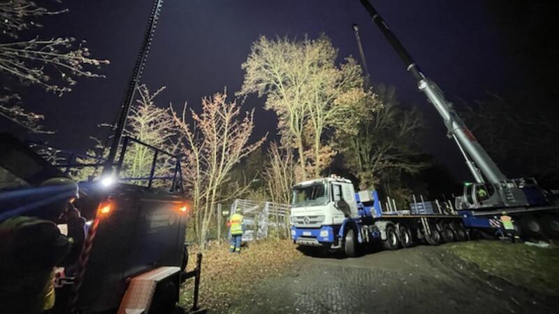 Die aufwendige Bergung des Funkturm erfolgte am Abend.