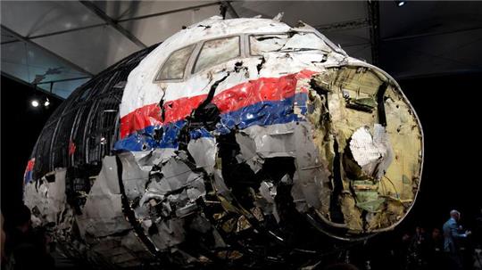 Die aus Trümmern wieder zusammen gesetzte Boeing 777 der Malaysia Airlines, die als Flug MH17 über der Ukraine abgeschossen wurde, steht in einer Halle.