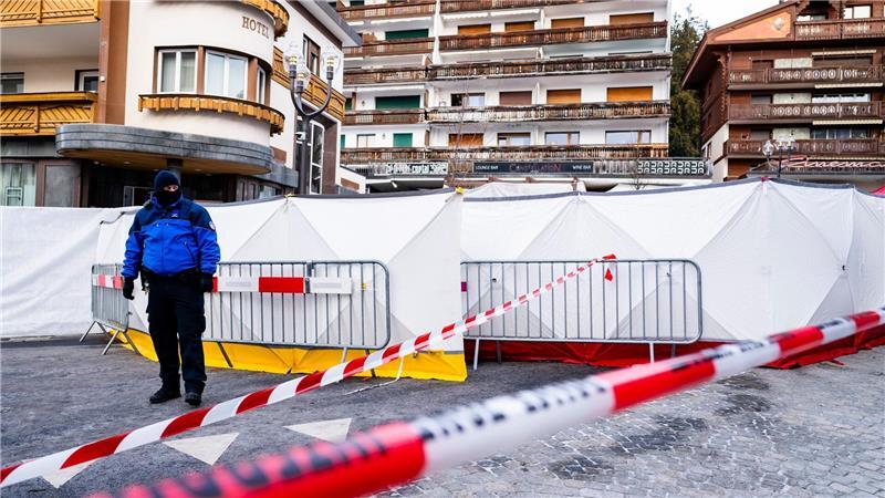 Feuerhölle von Crans-Montana: Feuerwerkskörper im Visier Die ausgebrannte Bar ist zur Spurensuche weiter abgesperrt.