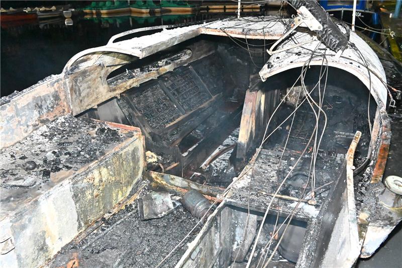 Feuer zerstört Segeljacht im Stader Holzhafen – Polizei ermittelt Die ausgebrannte Jacht. Foto: Polizei
