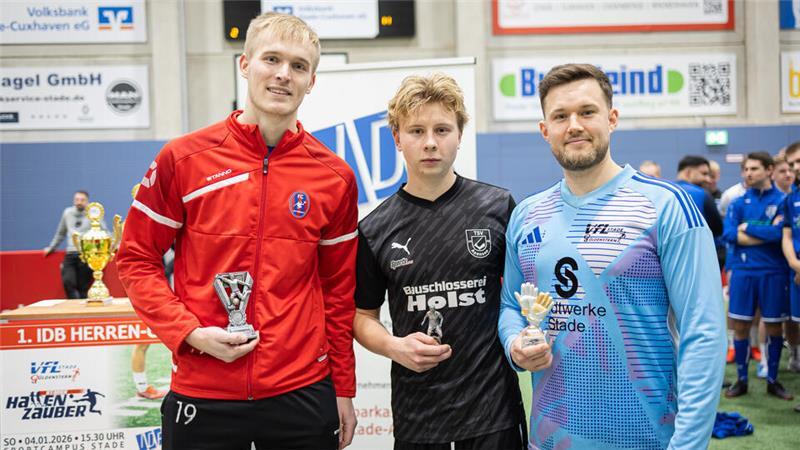Die ausgezeichneten Einzelspieler: Janosch Lüders (bester Torschütze), Jonah Behnke (bester Spieler) und Nikolas Bohmann (bester Torhüter).
