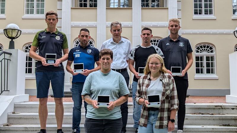 Diese Torjäger sind Helden, Doublesieger und auch mal trainingsfaul Die ausgezeichneten Torjägerinnen und Torschützenkönige: Tjorven Steffens, Lara Müller (vorne von links), Thorben Stüven, Mario Scheffler, Volksbank-Vorstand Henning Porth, Simon Laß und Mike Baruth (hinten von links).