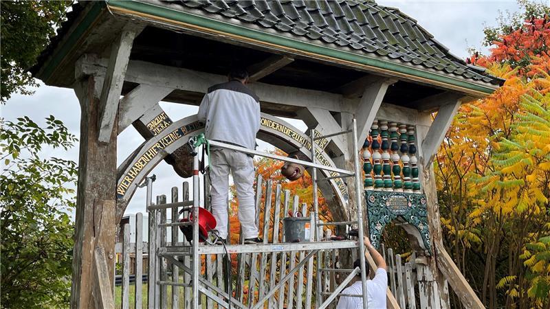 Die barocke Altländer Prunkpforte am Neuenfelder Fährdeich 145 wird restauriert, Maler bereiten die Arbeiten an dem Kulturdenkmal vor.