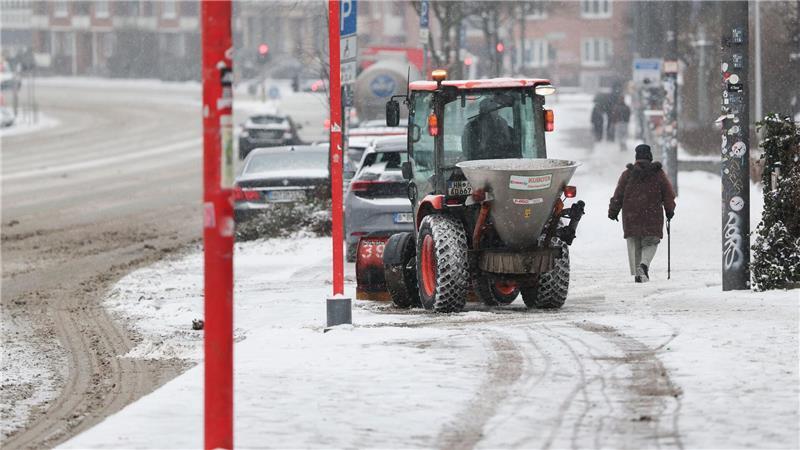 Die befristete Aufhebung des Tausalzverbots auf Gehwegen erleichtert dem Winterdienst die Arbeit.