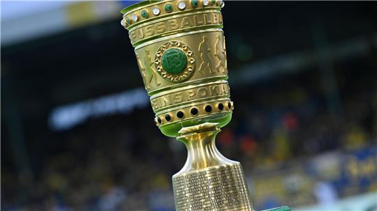 Ein Lostopf und Videobeweis: So läuft das Achtelfinale ab Die begehrte Trophäe im DFB-Pokal