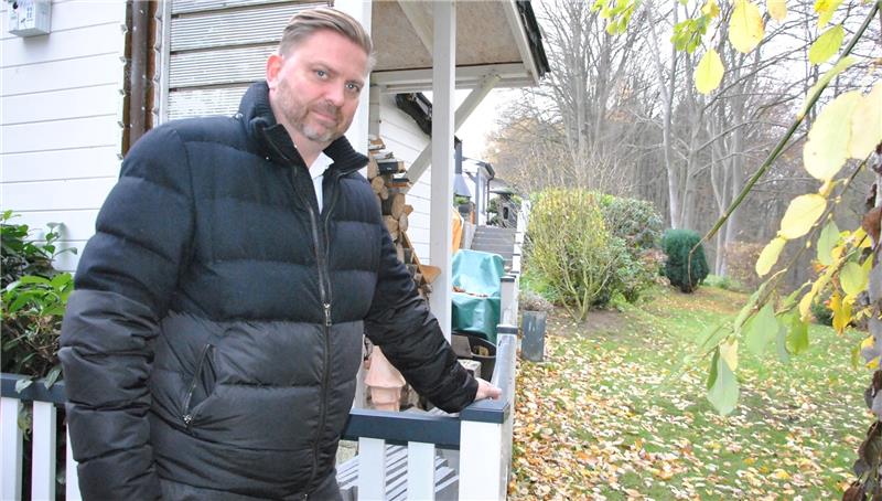 Dollerner streitet mit Gemeinde um ein schmales Grundstück Die begrünte Kante zum Uferstreifen sackt weg: Reihenhaus-Bewohner Frank Ziehm sorgt sich um sein Grundstück am Buschteich. Foto Lohmann