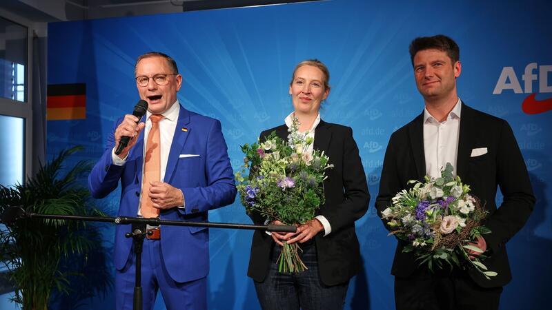 AfD stärkste Kraft im Osten Die beiden AfD-Chefs Tino Chrupalla und Alice Weidel feiern das Ergebnis der Europawahl zusammen mit AfD-Kandidat René Aust in der AfD-Parteizentrale in Berlin.