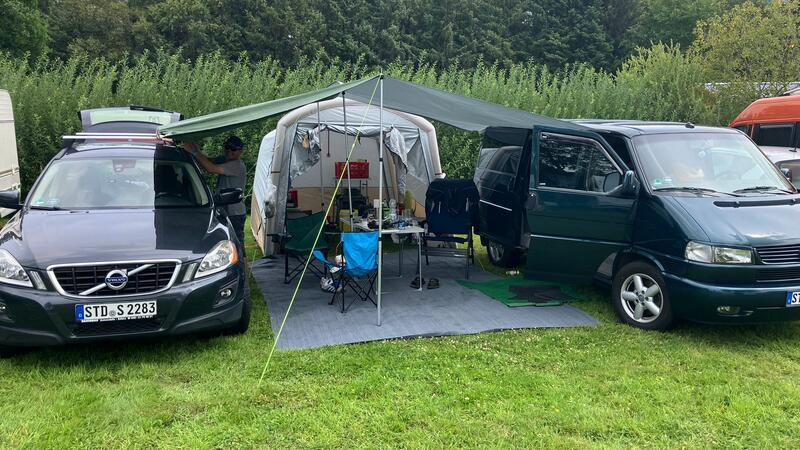 Die beiden Altländer schlagen ihr Camp auf und hoffen, nach anstrengenden Festivaltagen hier genügend Ruhe zu haben.