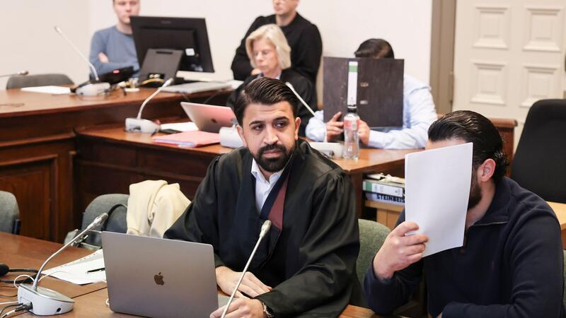 Die beiden Angeklagte haben ihre Beteiligung an einer Geiselnahme eingeräumt.