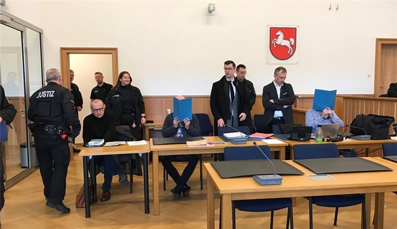 Die beiden Angeklagten (mit blauen Aktendeckeln) und ihre Verteidiger Michal Jedrzejewski und Roman Raczek (rechts) warten auf den Prozessbeginn. Foto: Helfferich