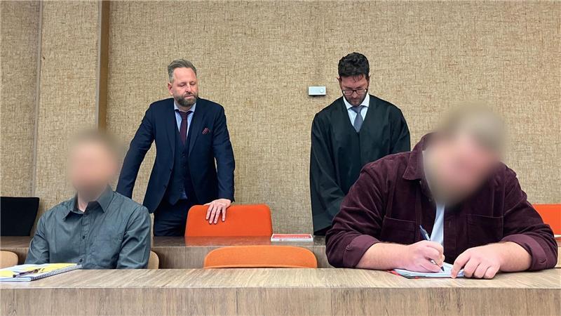 Die beiden Angeklagten schwiegen zunächst.