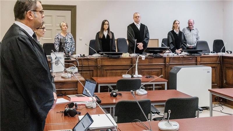 Die beiden Angeklagten sollen einen 18-Jährigen getötet haben.