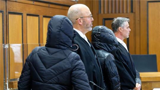 Die beiden Angeklagten und die Rechtsanwälte vor Beginn der Verhandlung im Gerichtssaal.
