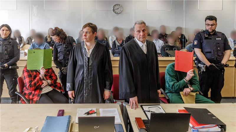 Die beiden Angeklagten wollten sich bei der Prozesseröffnung nicht äußern, sagten ihre Verteidiger.