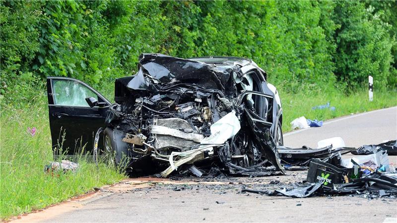 Unwetter ziehen über Deutschland - zwei Tote im Südwesten Die beiden Autos wurden komplett zerstört.