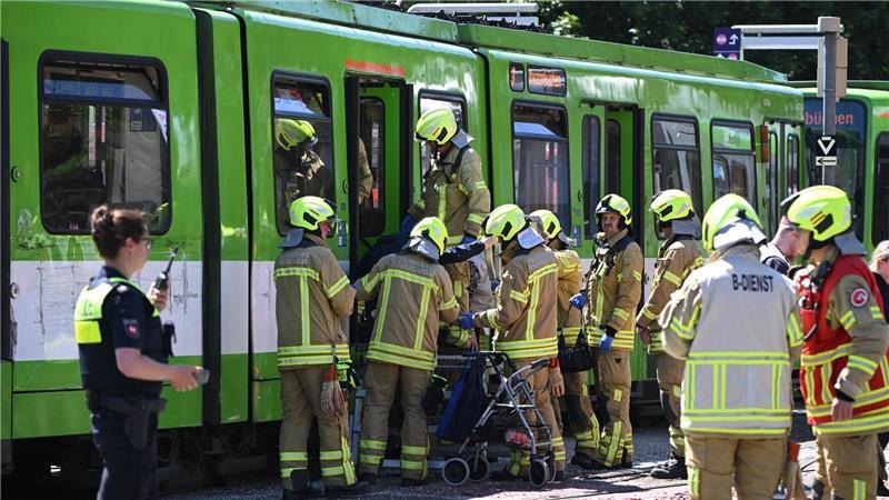 Stadtbahnen stoßen zusammen ‒ Zweistellige Zahl Verletzter Die beiden Bahnen waren kollidiert.