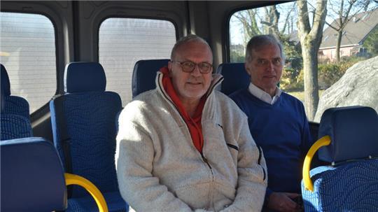 Der Vereinsvorsitzende Thomas Rosteck und sein Stellvertreter sitzen im Bürgerbus.