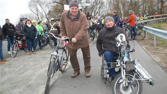 Die beiden Bürgermeister Johann Höft (links) und Uwe Arndt starten auf dem neuen Radweg.