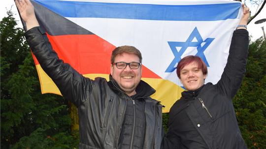 Die beiden Buxtehuder Achim Biesenbach (links) und der Schüler Jannis sind am deutsch-israelischen Austausch beteiligt.